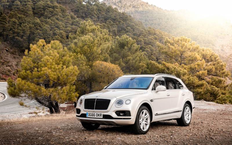 Comparison - Genesis GV80 2018 - vs - Bentley Bentayga Mulliner 2018